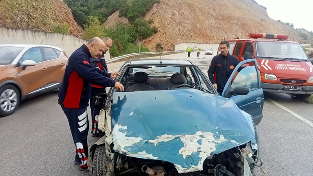 Tokat'ta bariyerlere çarpan otomobildeki 3 kişi yaralandı