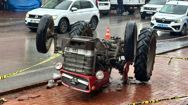 Devrilen traktörün sürücüsü öldü; kaza kamerada
