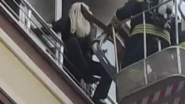 Yanan evin penceresinde mahsur kalan kişiyi itfaiye kurtardı