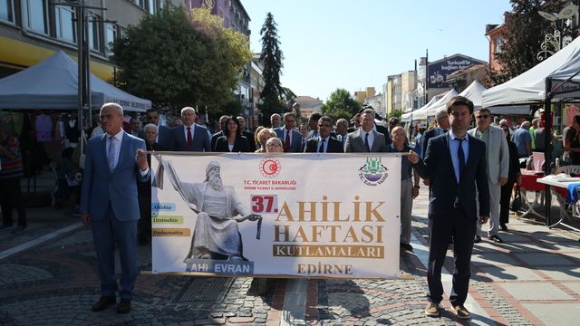 Edirne'nin ilk kadın ahisi Şükran Çetin yarım asırlık meslek yaşamında yüzlerce kuaför yetiştirdi