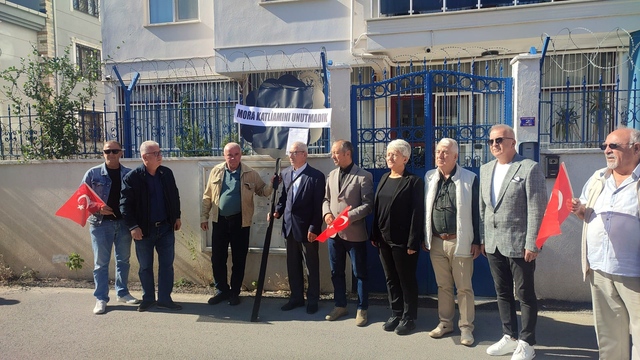 Edirne'de, Mora Katliamı'nın yıl dönümünde Yunanistan konsolosluğuna siyah çelenk