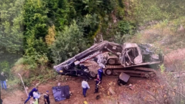Artvin'de iş makinesi yüklü TIR şarampole yuvarlandı: 2 ölü