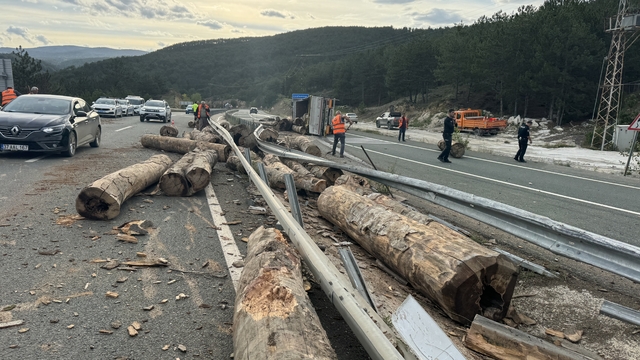 Kastamonu'da devrilen tomruk yüklü tırın sürücüsü yaralandı
