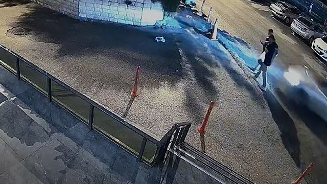 Otomobilin altında kalmaktan son anda kurtuldular; o anlar kamerada