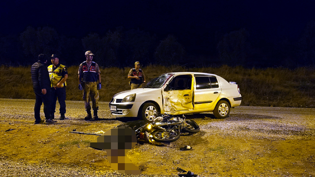 Hatay'da otomobil ile motosikletin çarpıştığı kazada 1 kişi öldü, 2 kişi yaralandı