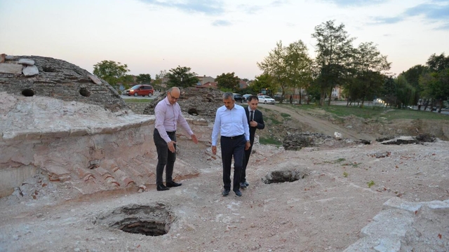 Edirne Valisi Sezer, Gazi Mihal Bey Hamamı'nda incelemede bulundu