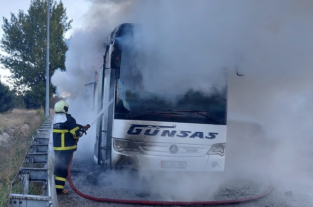 Adana'da seyir halindeki yolcu otobüsünde çıkan yangın söndürüldü