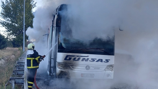 Adana'da seyir halindeki yolcu otobüsünde çıkan yangın söndürüldü