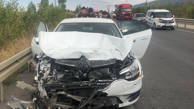 Konya'da iki otomobilin çarpıştığı kazada 4 kişi yaralandı