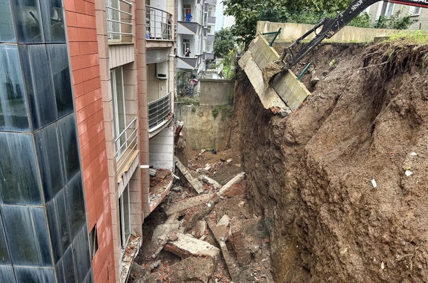 Sinop'ta sağanak nedeniyle istinat duvarı yıkıldı, bazı yollarda hasar oluştu