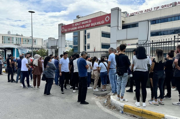 Antalya'da bariyerlere çarpan motosikletteki 2 kişi öldü