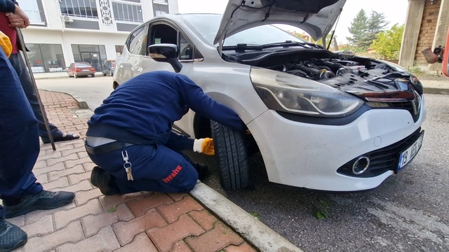 Çorum'da otomobilin motor bölümüne giren kediler sürücünün dikkati sayesinde kurtuldu