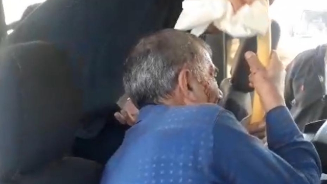 İşçileri taşıyan minibüs, TIR'a çarptı; 4 yaralı