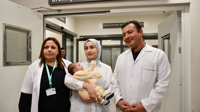 Adana'da tüp bebek tedavisiyle çocuk sahibi olan çift oğullarına doktorun adını verdi