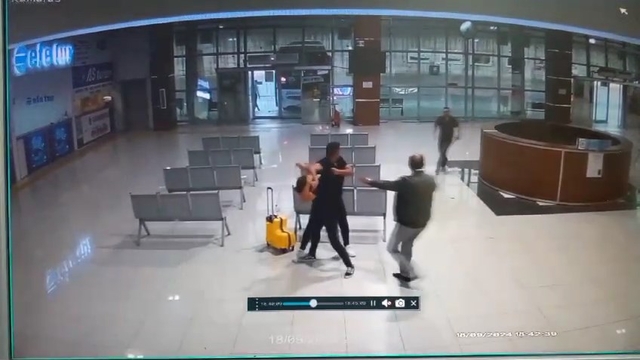 İYİ Partili belediye başkanı ve oğlu terminalde husumetlileriyle kavga etti; o anlar kamerada