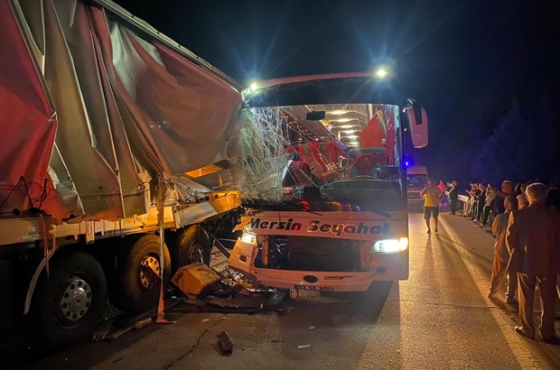 Adana'da yolcu otobüsünün tıra çarpması sonucu 3 kişi yaralandı