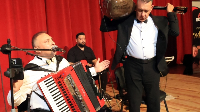 Edirne'de Meriç'in iki yakasındaki müzisyenler aynı sahnede konser verdi