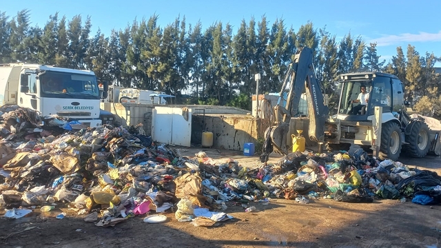 Antalya'da yanlışlıkla çöpe atılan iki cep telefonu sahibine ulaştırıldı