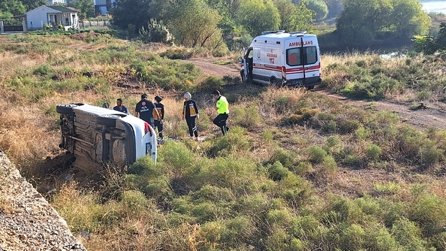 Bahşılı'da şarampole devrilen otomobilin sürücü yaralandı