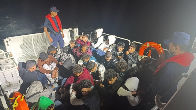 Edirne'de, lastik botta 11'i çocuk, 27 kaçak göçmen yakalandı