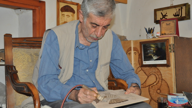 Mardin'de 69 yaşındaki Gökçen, 20 yıldır ahşabın üzerini yakma tekniğiyle resim yapıyor