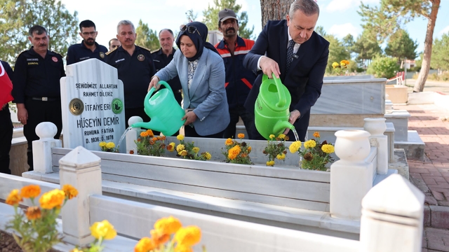 Sivas'ın ilk itfaiye şehidi Hüseyin Demir'in mezarı yenilendi