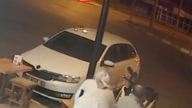 Duvara çarpıp alev alan motosikletteki 2 kişi öldü