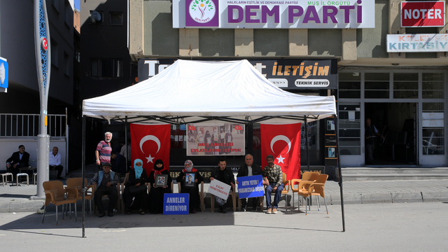 Muşlu aileler DEM Parti önünde "evlat nöbeti"ni sürdürdü