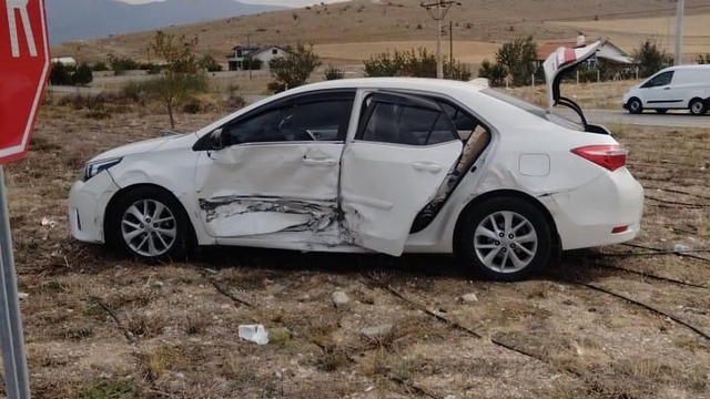 Afyonkarahisar'da iki otomobilin çarpıştığı kazada 5 kişi yaralandı
