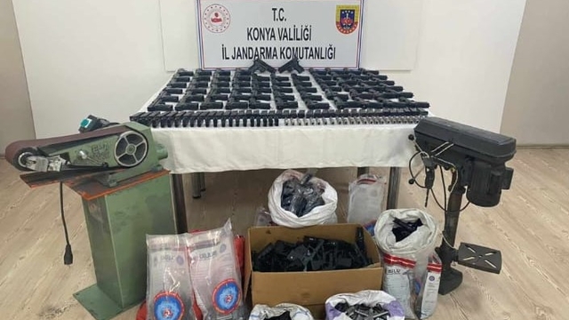 Konya'da kaçak silah atölyesine dönüştürülen evde 105 tabanca ele geçirildi