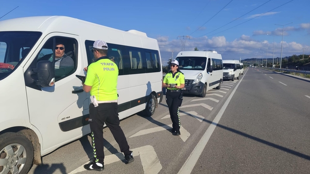 Samsun'da polis okul servislerine yönelik denetim yaptı