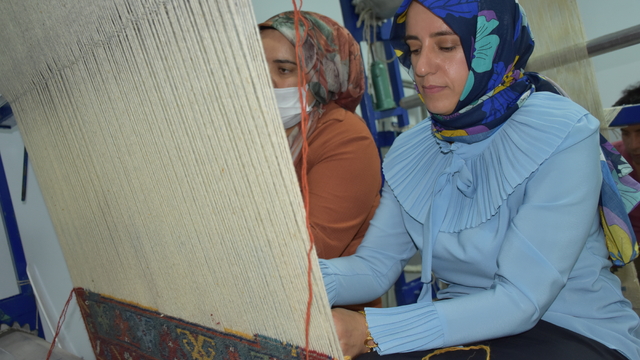 Unutulmaya yüz tutmuş Taşkale halısı için kadınlar yeniden tezgah başında