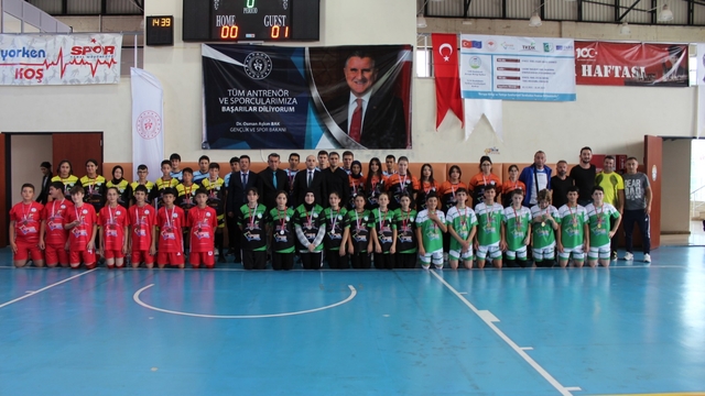 Eynesil'de voleybol turnuvası düzenlendi