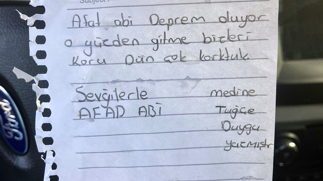 AFAD ekibine, 'Gitme, bizleri koru' notu