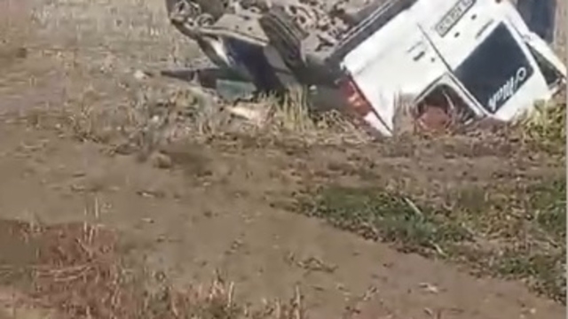 Ehliyetsiz sürücünün kullandığı minibüs takla attı: 4'ü çocuk, 5 yaralı