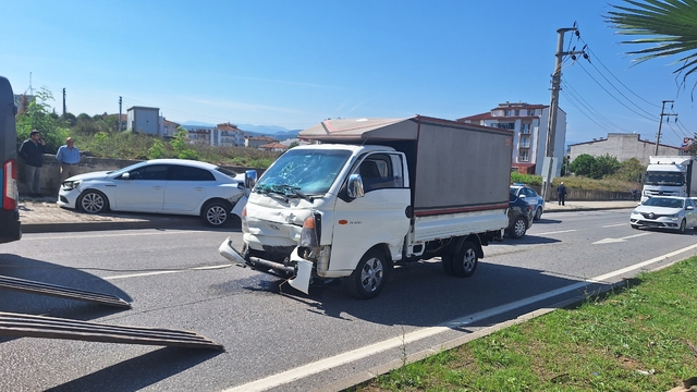 Samsun'da otomobile çarpan kamyonetteki kişi yaralandı