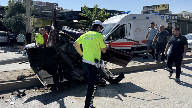 Denizli'de aydınlatma direğine çarpan otomobildeki sürücü yaralandı