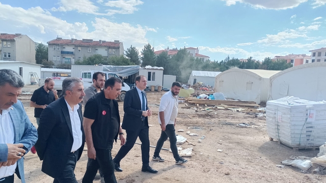 Baskil Kaymakamı Türker, kentsel dönüşüm çalışmalarıyla ilgili incelemelerde bulundu