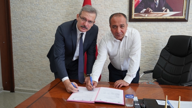 Adana'da bal kooperatifine makine desteği verildi