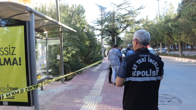 Burdur'da bir kadın otobüs durağında beklerken av tüfeğiyle vurularak yaralandı
