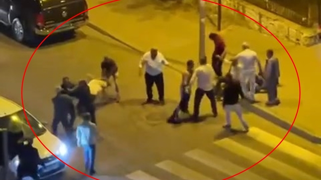Mardin'de yol ortasında tekmeli, yumruklu kavga kamerada