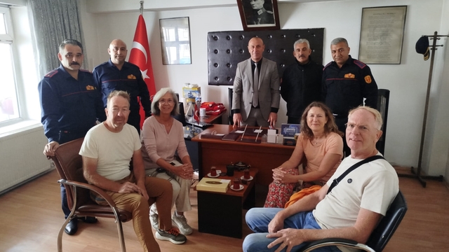 Kars'taki otel yangınında kurtarılan Hollandalı turistlerden itfaiyeye teşekkür ziyareti