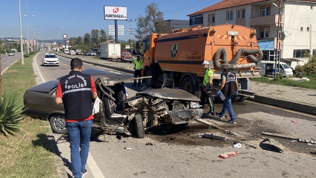 Bartın'da temizlik aracına çarpan otomobilin sürücüsü ağır yaralandı