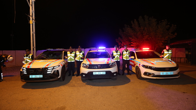 Van'da jandarma ekiplerinden Medar Mobil Hız Tespit Sistemi ile trafik denetimi