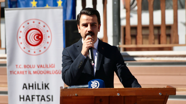Mudurnu'dan "Türkiye'nin ahisi" seçilen demirci ustasına plaket verildi