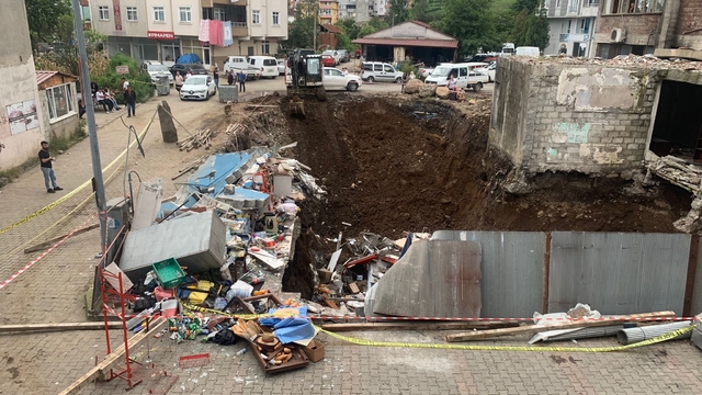 Artvin'de bir kişi çöken binanın enkazı altında kalmaktan son anda kurtuldu