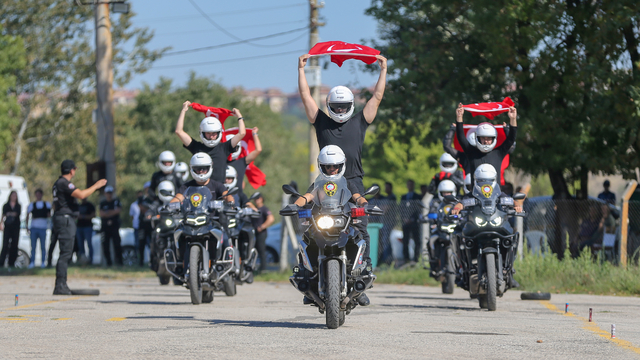 Edirne'de eğitimlerini tamamlayan Motosikletli Yunus Timi gösteri yaptı