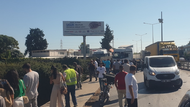 Adana'da sulama kanalına devrilen kamyonun sürücüsü yaralandı