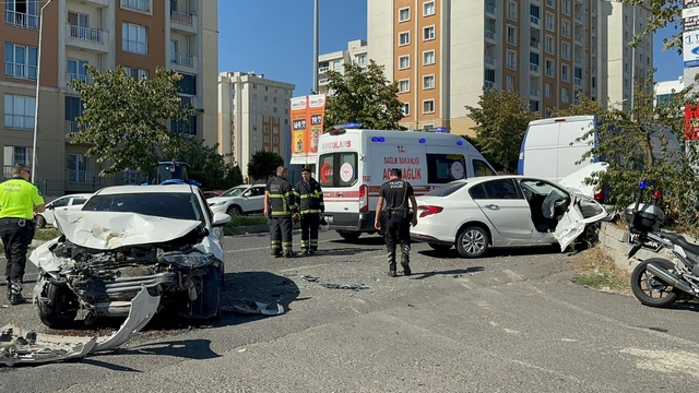Tekirdağ'da otomobiller çarpıştı; 1'i ağır 3 yaralı