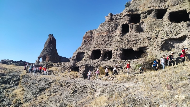 Bolu'da öğrenciler, Fosil Araştırma Ormanı ve Muslar Kaya Evlerini gezdi